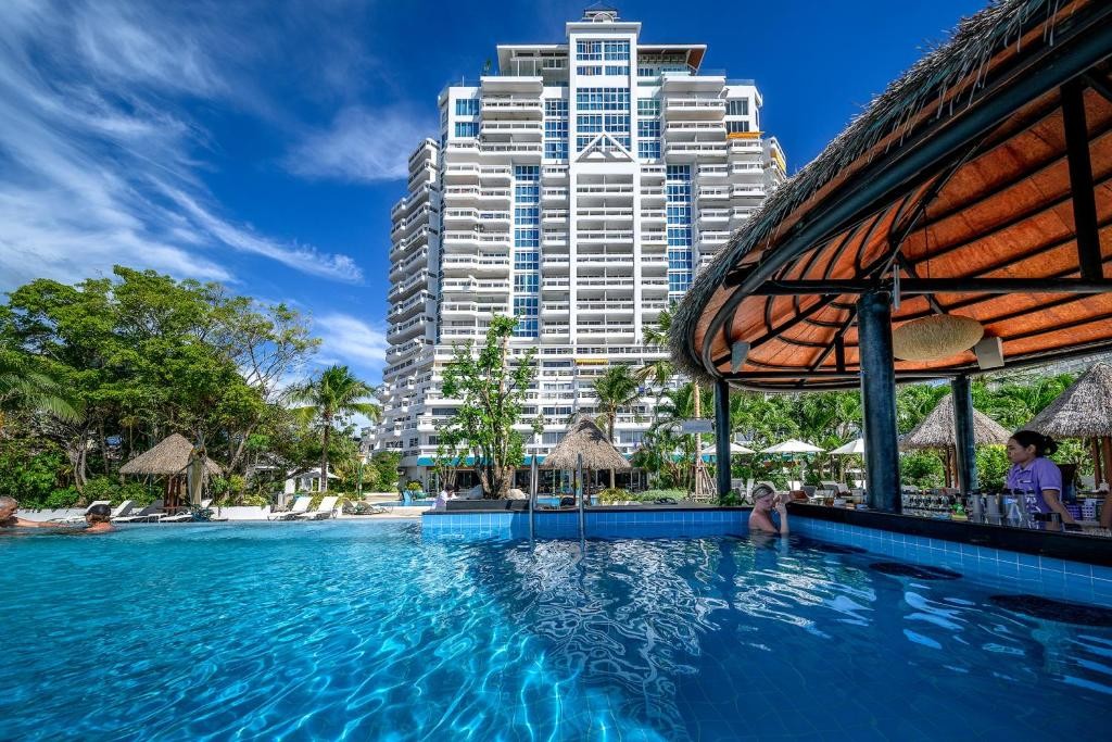 فندق اندمان بيتش سويتس بوكيت Andaman Beach Suites Hotel
