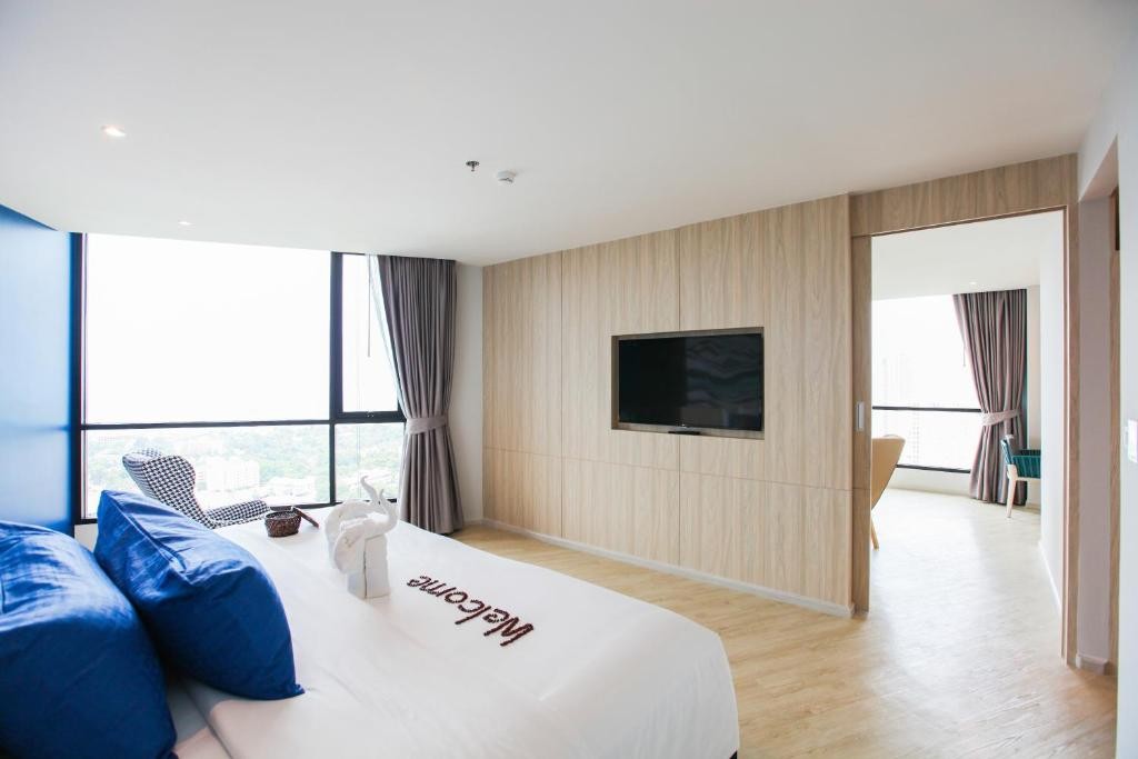 One-Bedroom Suite with Sea View