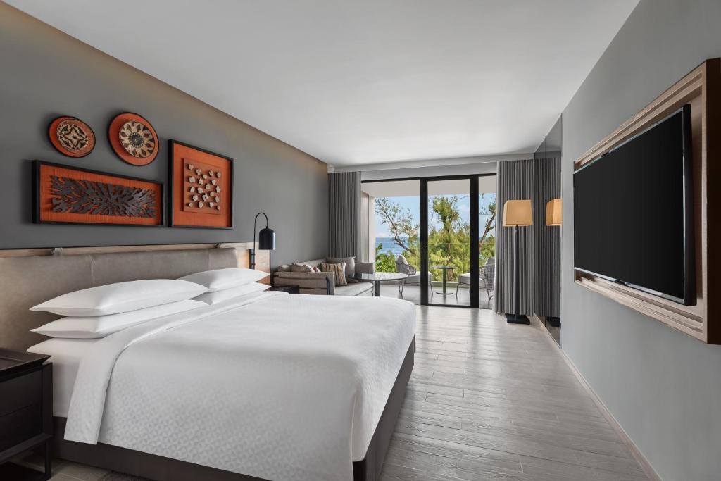 Guest room, 1 King, Ocean view, Balcony